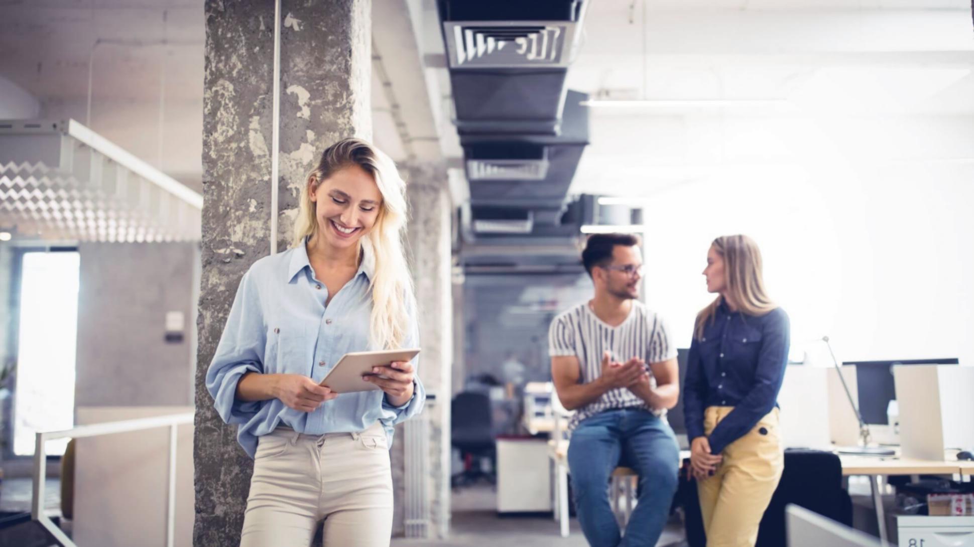 Person beim konzentrierten Online-Lernen mit strukturiertem Arbeitsplatz