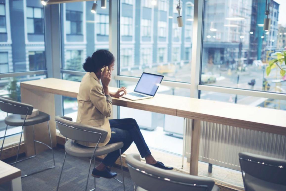 Laptop-Setup mit minimalistischer Lernumgebung und wenigen gezielten Tools
