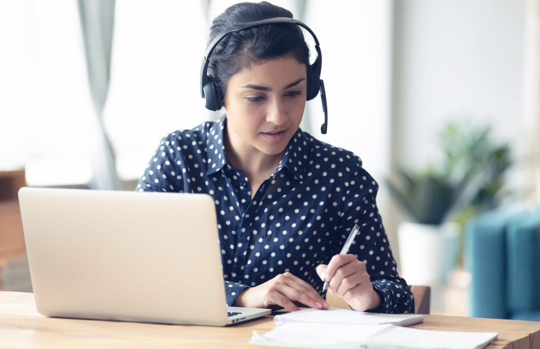 Organisierter Lernplatz mit Kalender und strukturierten Materialien